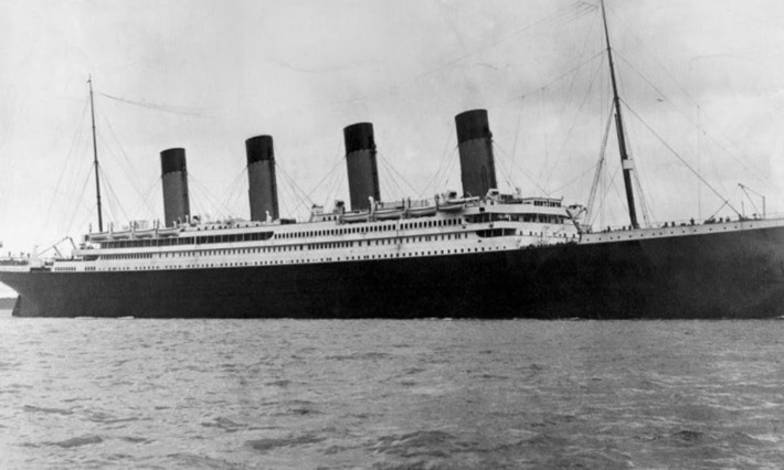 Hình ảnh con tàu huyền thoại Titanic được mệnh danh "không thể chìm" rời cảng ở Southampton, Anh ngày 10/4/1912. Tuy nhiên, đến ngày 15/4/1912, tàu Titanic chìm dưới đáy Đại Tây Dương sau khi va vào tảng băng trôi. Thảm kịch này đã cướp đi sinh mạng của hơn 1.500 người.