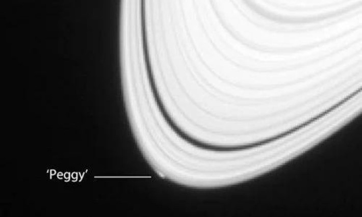 6. Mặt Trăng bí ẩn của sao Thổ - Peggy: Năm 2013, tàu Cassini của NASA đã chụp bức ảnh vành đai sao Thổ này, vô tình chộp được khoảnh khắc mà các nhà khoa học tin rằng một mặt trăng nhỏ bé mới đang dần được hình thành. (Nguồn: Tinhte)