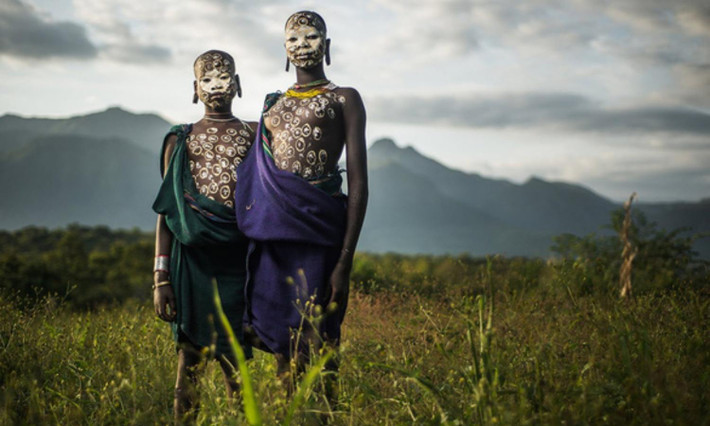 7. Bộ lạc Suri ở Ethiopia: thường sử dụng các loại súng cầm tay nhặt được trong thời kỳ chiến tranh ở khu vực biên giới sát Nam Sudan để bảo vệ đàn gia súc. Họ có một môn đánh gậy truyền thống được gọi là sagine. (Nguồn: Pinterest)