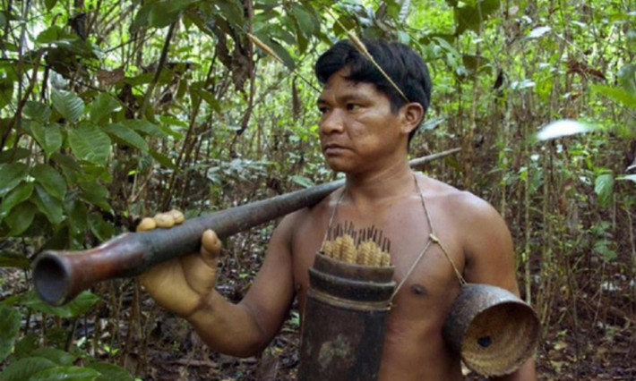 2. Bộ lạc Fleicheros: sống dọc con sông Jandiatuba ở phía tây Brazil. Bộ lạc này nổi tiếng với biệt tài thổi phi tiêu tẩm độc. Tuy nhiên, họ hoàn toàn không có tiếp xúc với người ngoài. Gần đây, sau khi một mỏ vàng được tìm thấy gần nơi họ sinh sống, dân địa phương đã đổ xô đến khu vực này để tìm vàng.(Nguồn: Báo Tuổi trẻ)