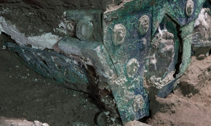 Cỗ xe nghi lễ cổ đại (Italy) được tìm thấy tại một biệt thự gần Pompeii, thành phố cổ ở miền Nam Italy. Đây được cho là phương tiện sang trọng, sử dụng trong các nghi lễ như đám cưới thời xưa. Cỗ xe được làm bằng đồng và thiếc gần như hoàn toàn nguyên vẹn, với dấu tích bằng gỗ và dấu ấn của dây thừng. (Nguồn: Focus.it)