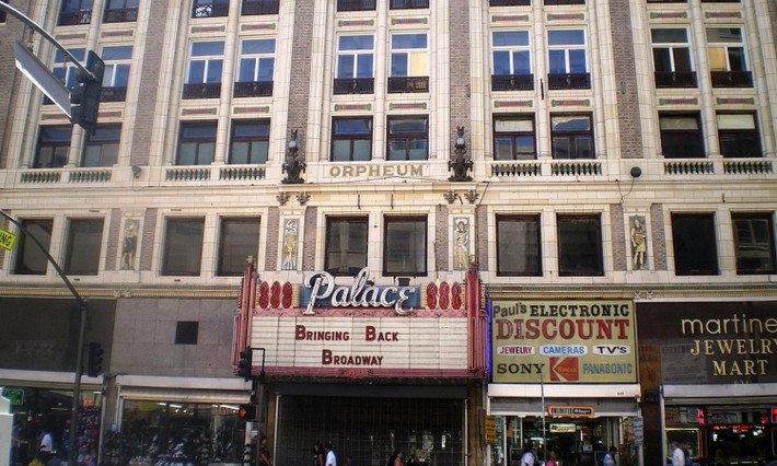 2. Nhà hát Palace, thành phố Los Angeles, Mỹ: là nhà hát lâu đời nhất ở Los Angeles. Chính tại đây, người ta thường xuyên nhìn thấy những "hồn ma" xuất hiện. Nơi đây có 3 hành lang, sau khi đã “gom” đủ khách sẽ bị khóa lại, “nội bất xuất, ngoại bất nhập”. (Nguồn: wikipedia.org)