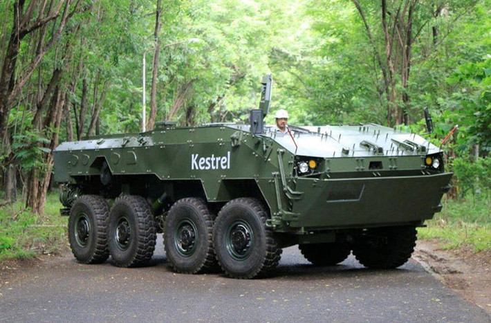 Xe bọc thép Kestrel do công ty chế tạo ô tô TATA của Ấn Độ thiết kế, có trọng lượng 22,5 – 26 tấn, có thể chở được 12 binh lính trong đó 10 binh sĩ ngồi phía sau và kíp lái 2 người. Động cơ bố trí bên trái phía trước của xe giúp cho không gian bên trong xe rộng hơn.