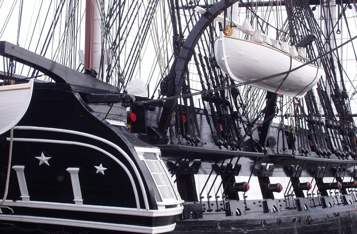 Nó chính thức được khởi đóng cũng vào năm 1794 tại một nhà máy đóng tàu ở Boston, Massachusetts. Tổng kinh phí để đóng mới USS Constitution vào thời điểm đó là 302.718 USD tương đương 5,5 triệu USD vào ngày nay.