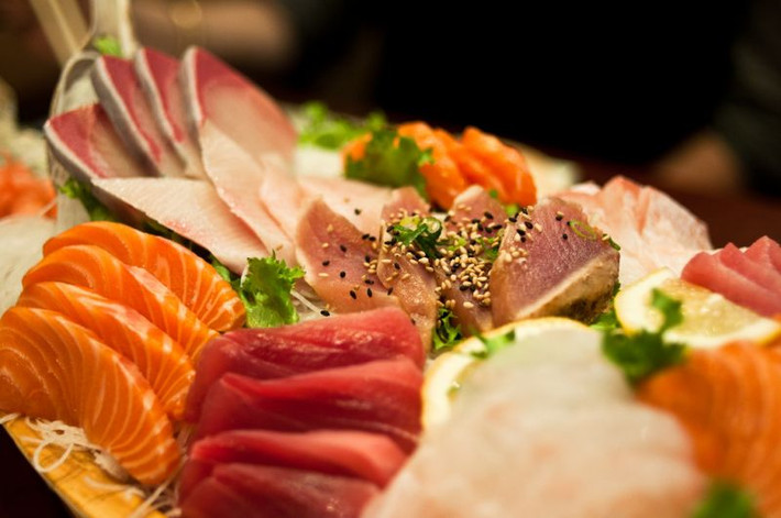 Sushi và sashimi. Sushi và sashimi là những món ăn sống Nhật Bản đang dần trở nên quen thuộc và được nhiều người Việt Nam ưa thích. Việc chế biến đòi hỏi sự cầu kỳ, cẩn thận và yêu cầu vệ sinh rất cao. Tuy nhiên tại nhiều nhà hàng, khi vệ sinh không được đảm bảo thì những món ăn này lại trở thành hiểm họa khôn lường.