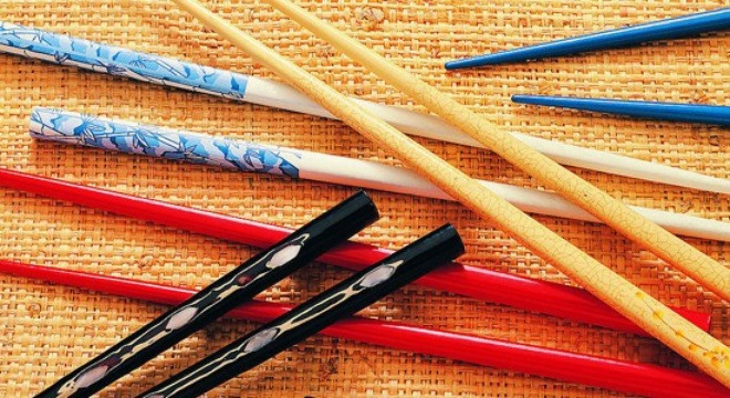 Dùng đũa nhiều màu sắc. Nhiều người đặc biệt là trẻ em thường thích sử dụng đũa có nhiều màu sắc. Tuy nhiên, đây không phải là việc làm tốt cho sức khỏe trong mỗi bữa ăn hang ngày. Rất dễ bị nhiễm độc khi màu sơn trên đũa phai ra khi gắp thức ăn. Những loại hóa chất tạo màu hay tạo bóng trên đũa gây bệnh nguy hiểm cho con người, không tốt cho sức khỏe.