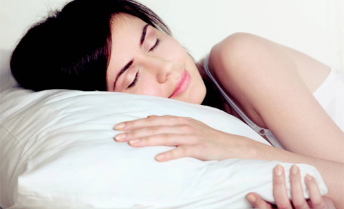 Ngủ. Càng ít ngủ càng tăng cân. Nghe có vẻ bất ngờ nhưng đây hoàn toàn là sự thật. Mất ngủ còn ảnh hưởng đến vóc dáng, giảm quá trình sản xuất hormones và là nguyên nhân gây béo bụng. Vì vậy hãy chắc chắn bạn sẽ ngủ từ 6-7 tiếng/ngày.