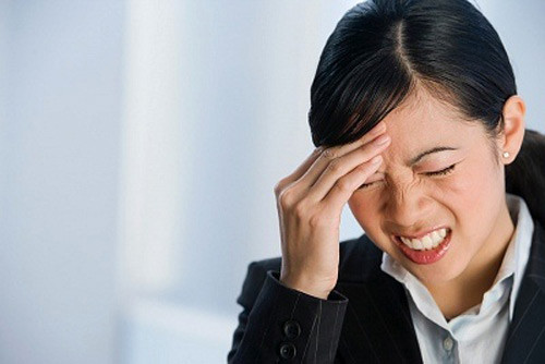 Đau đầu. Ăn đồ ăn nêm bột ngọt khi đói làm tăng nguy cơ phản ứng với tác dụng phụ. Triệu chứng thường gặp nhất là đau đầu. Triệu chứng này có thể xuất hiện từ 30 phút đến vài giờ sau khi ăn phải bột ngọt. Theo Trung tâm y tế đại học Illinois, đau đầu thường biến mất sau vài giờ, mặc dù những người bị đau đầu liên quan đến bột ngọt có thể cảm thấy yếu hoặc mệt mỏi 1 hoặc 2 ngày sau đó.