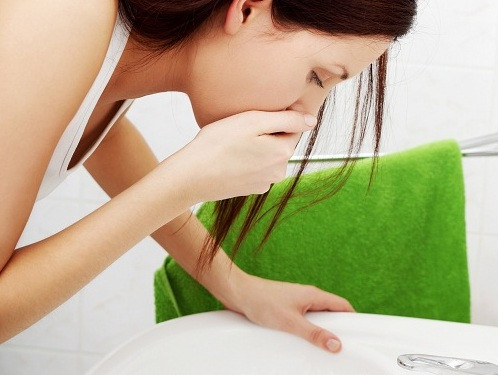Buồn nôn và nôn. Vì bột ngọt là một phụ gia thực phẩm, thường đi theo những cái tên khác trên nhãn thành phần, chẳng hạn như nấm men và protein thực vật thủy phân, nhiều người bị tin rằng họ bị dị ứng với các loại thực phẩm nhất định trong khi thực tế nó là bột ngọt gây ra các triệu chứng của họ, theo Đại học Vanderbilt. Buồn nôn và nôn có thể tồi tệ nhất của họ sau bữa ăn nhà hàng thường chứa một lượng cao của bột ngọt.