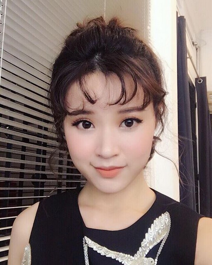 Đối lập phong cách thời trang giảng đường, thời trang ngày thường và đi sự kiện của Midu gần đây thay đổi hẳn. Cô nàng đã không còn giữ gu thời trang trong sáng, nhẹ nhàng mà chuyển sang phong cách thanh lịch và quyến rũ. Ảnh: Showbiz8.