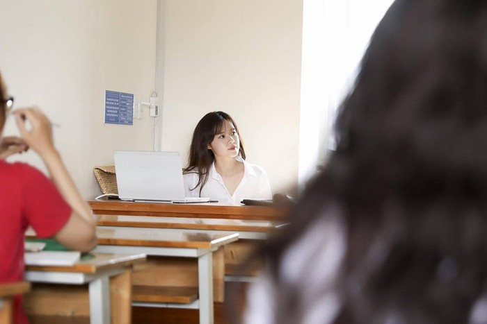 Hầu như Midu chỉ chọn gam màu nhẹ nhàng như màu trắng, đơn giản nhưng không hề chìm khi đi giảng dạy. Ảnh: FBMidu.