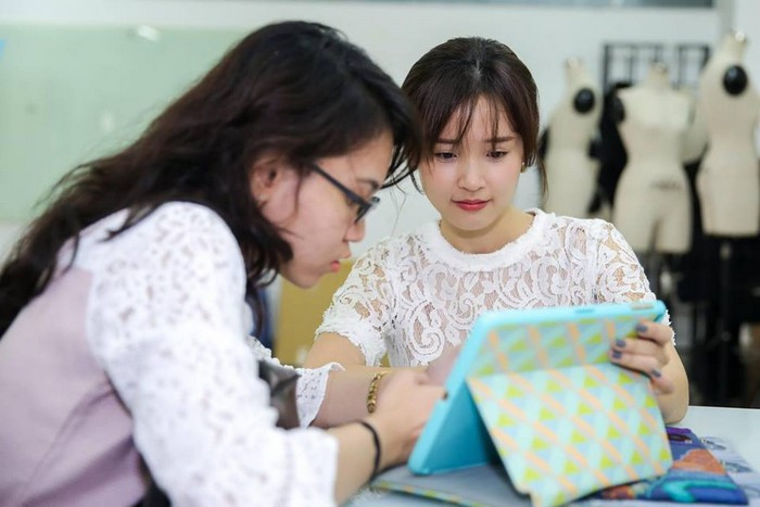 Với những chiếc váy đơn giản này, phong cách thời trang của Midu hướng đến sự trẻ trung và gần gũi với các bạn sinh viên. Ảnh: FBMidu.