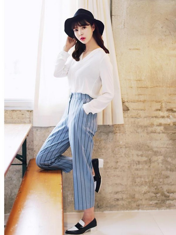 Kết hợp cùng áo sơ mi. Cách kết hợp dễ nhất là áo sơ mi một màu sơ vin cùng quần ống rộng. Tùy vào cá tính bạn có thể diện các loại áo sơ mi khác nhau. Khi diện set đồ này, bạn có thể tha hồ đến công sở lẫn cà phê tan sở cùng bạn bè. Ảnh: Guu.