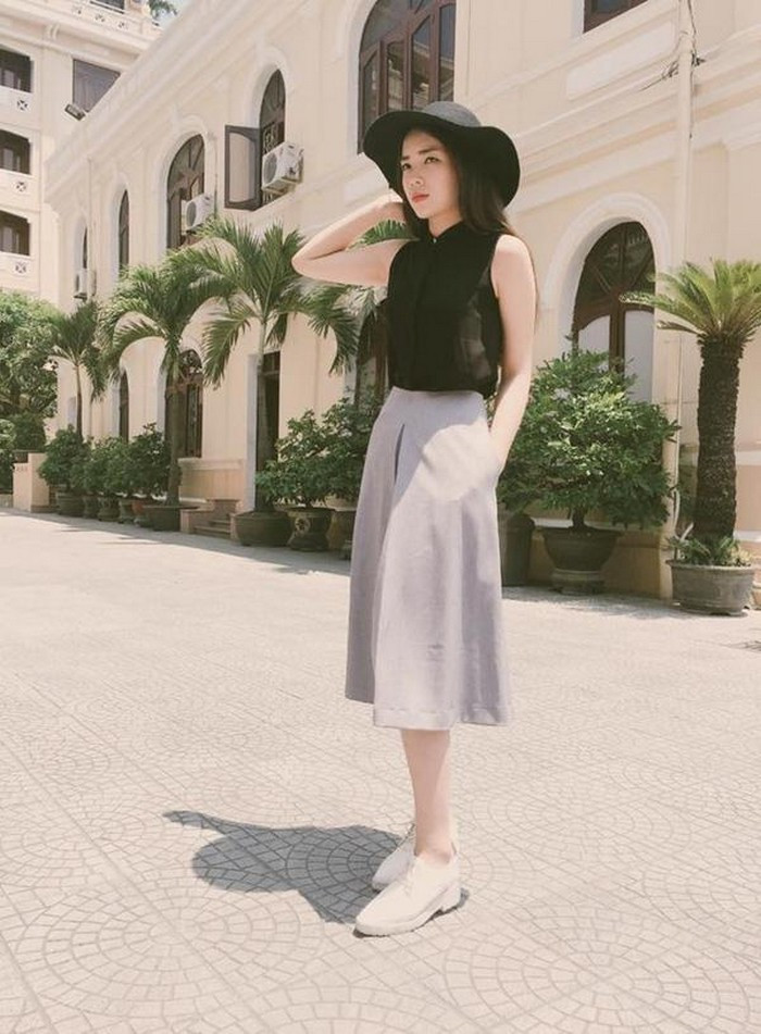 Với sự lên ngôi của quần ống rộng (quần culottes) khiến các tín đồ thời trang phải điên đảo. Nhất là các cô nàng công sở từ lâu đã bị bó hẹp trong những chiếc quần bó sát, nay được thả phanh mặc sành điệu và vô cùng thoải mái với chiếc quần này. Ảnh: Giadinh.
