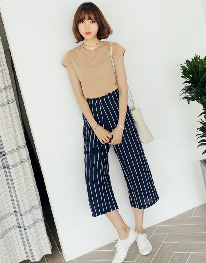 Nếu kết hợp cùng giày bánh mì hoặc giày thể thao, theo phong cách sporty thì sẽ hợp hơn để dạo phố với bạn bè. Ảnh: Zingnews.