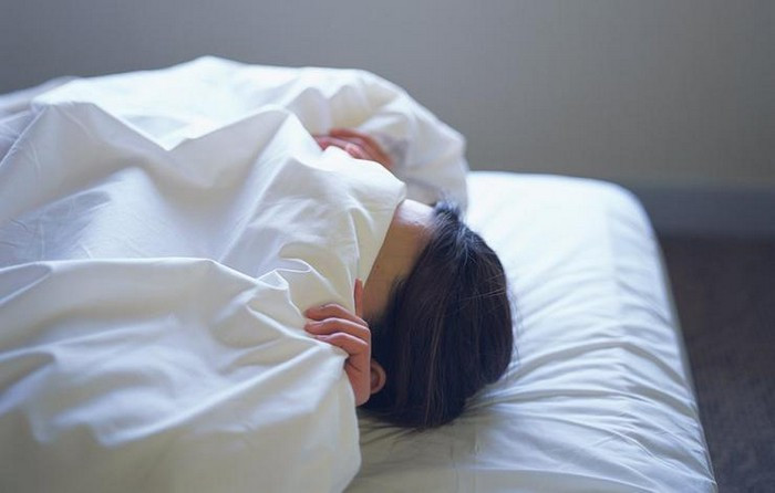Muốn ngủ trưa. Dù bạn là người có thói quen ngủ trưa hay không, nếu không cung cấp đủ lượng thực phẩm cho cơ thể, bạn sẽ rất muốn chợp mắt.