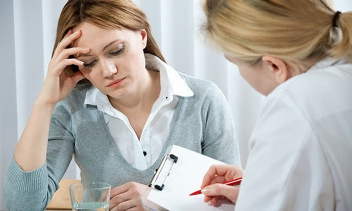 Hay cáu kỉnh. Giống như ta chờ đợi một bữa ăn khi đói mà không được phục vụ vậy, thiếu năng lượng dễ khiến bạn mệt mỏi sinh ra cáu gắt, giận dữ vô cớ với người khác.