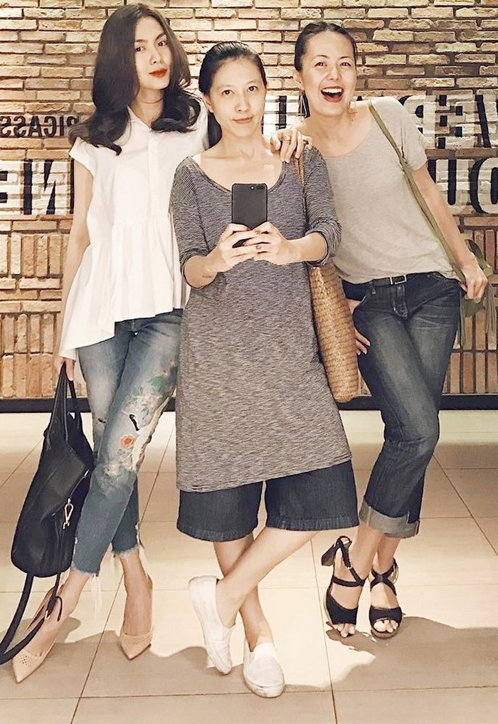 Áo sơ mi dường như là item được cô nàng ưa chuộng. Đơn giản nhưng rất dễ kết hợp. Để tránh sự đơn điệu, cô chọn kết hợp quần baggy thêu - món đồ thời trang đang là mốt của mùa hè này. Ảnh: InstagramTangthanhha.