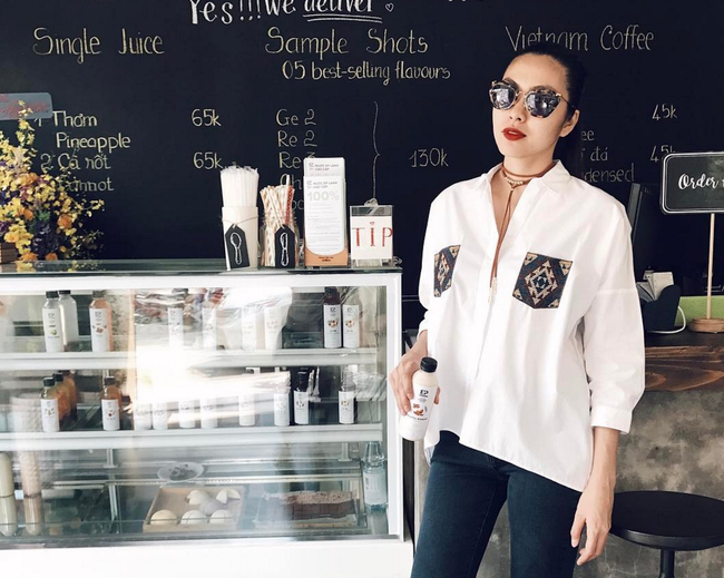 Đã trở thành bà mẹ hai con nhưng nàng ngọc nữ vẫn chuộng gu ăn mặc trẻ trung như những cô gái còn thanh xuân. Đời thường của Hà Tăng khá đơn giản với những chiếc áo sơ mi trắng và quần đen. Ảnh: InstagramTangthanhha.