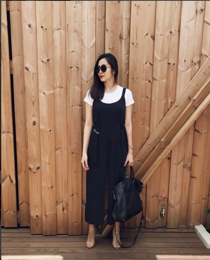 Hình ảnh chụp toàn thân hiếm hoi của bà mẹ 2 con được chia sẻ trên trang cá nhân khiến nhiều người thích thú. Mặc dù luôn khẳng định đẳng cấp với những món phụ kiện hàng hiệu nhưng cô lại có trang phục đời thường không quá đắt đỏ. Tuy vậy, gu thời trang thanh lịch của cô thật đáng học tập. Ảnh: InstagramTangthanhha.
