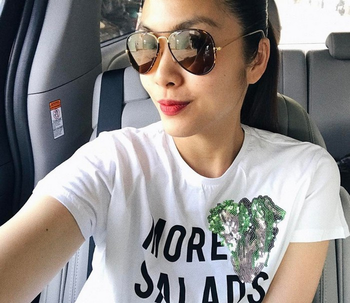 Hà Tăng cũng đôi lúc đơn giản hóa hết mức với áo phông như một nữ sinh. Chẳng quá cầu kỳ với những món đồ phức tạp, cô ưu ái những mẫu áo phông trắng đơn giản và trẻ trung. Ảnh: InstagramTangthanhha.