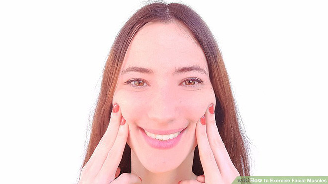 Gây áp lực vào má. Ấn má của bạn bằng 3 ngón tay giữa của bàn tay, khi ấn hãy đồng thời mỉm cười hết cỡ để các ngón tay bị đẩy ra. Điều này sẽ giúp tăng cường cơ bắp ở má. Hãy giữ đầu cố định khi làm bài tập này.
