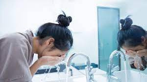 Vậy nhưng, nước lạnh khiến da dễ bị sốc nhiệt, các mạch máu gặp lạnh đột ngột sẽ nhanh chóng co lại.