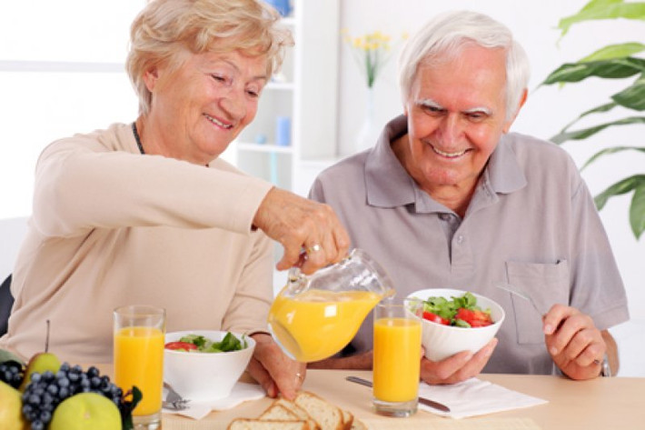 Để kiểm soát được tiểu đường, bệnh nhân cần phải thay đổi thói quen ăn uống. Vì bệnh tiểu đường là một trong những nhóm bệnh rối loạn về chuyển hóa cacbohydrat, mỡ, protein, khi đó, hoóc-môn insulin của tuyến tụy bị thiếu hay giảm làm cho chỉ số đường trong máu luôn cao. Do vậy, ngoài sử dụng nước lá xoài, bệnh nhân tiểu đường nên ăn nhiều rau xanh, chất xơ, dùng các thực phẩm có chỉ số GI thấp.