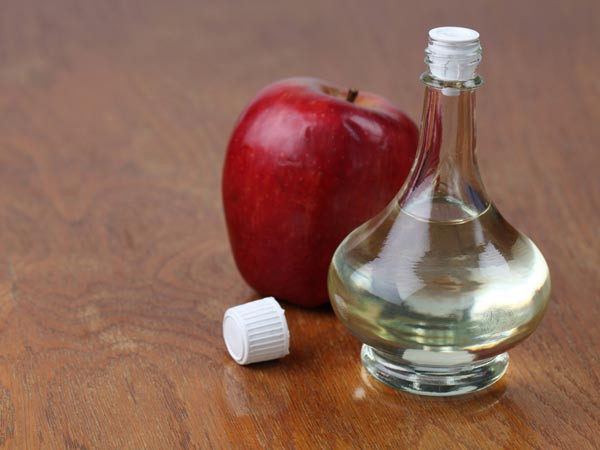Dấm táo. Dấm táo có tác dụng là co các nang vì có chứa nhiều kali. Thêm 1 thìa dấm táo và 1 muỗng mật mía vào ly nước ấm, uống hỗn hợp này hàng ngày giúp bạn phòng chứng chuột rút trong chu kỳ kinh nguyệt và loại bỏ u nang buồng trứng hiệu quả.