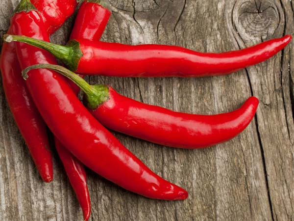 Các chuyên gia cho biết, hạt tiêu Cayenne có chứa chất capsaicin, có tác dụng tăng nhiệt, giảm đau khớp cực hiệu quả. Hoạt chất cũng được sử dụng làm thành phần trong một số loại kem để giảm đau.