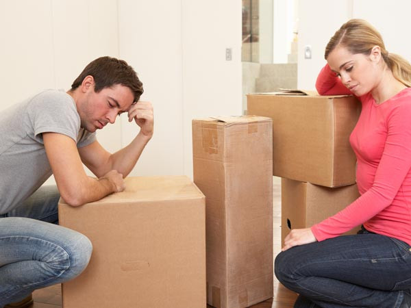 Những cô nàng hay anh chàng độc thân đến 35 tuổi đôi khi có suy nghĩ ghét cuộc sống hôn nhân. Họ sợ gánh nặng con cái, những câu chuyện vợ chồng phản bội, ngoại tình...do đó, họ càng nghi ngại việc kết hôn nhiều hơn. (Ảnh: Boldsky)