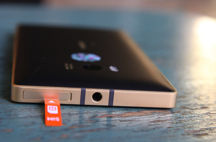 Về phần cứng, không có sự thay đổi so với Lumia 930 phiên bản trước đó, vẫn là màn hình 5 inch, camera Pureview 20 MP với ống kính Zeiss, Windows Phone 8.1 và pin 2.420 mAh.