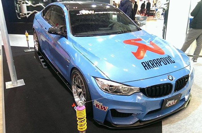 Gói độ Akrapovic cho một mẫu BMW.