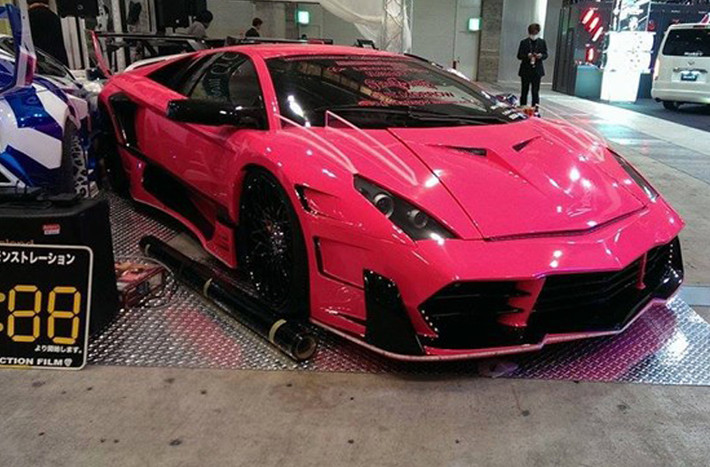 Lamborghini Murcielago với thiết kế góc cạnh cùng màu hồng bắt mắt.