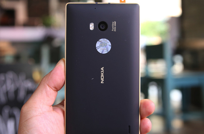 Camera PureView 20MP sử dụng ống kính Zeiss.