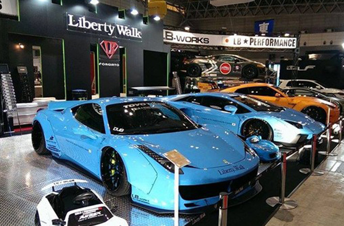 Cặp đôi Ferrari 458 Italia và Lamborghini Aventador màu xanh da trời từ Liberty Walk.