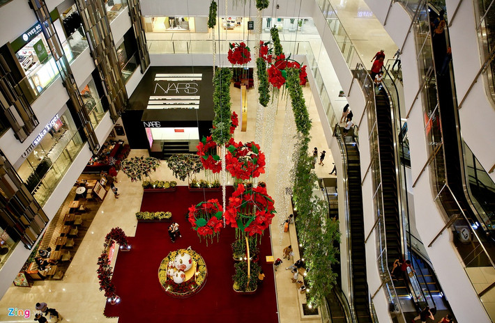 Saigon Centre được xem là một trong những trung tâm thương mại lớn nhất tại TP.HCM thu hút lượng lớn người dân đến đây mua sắm và giải trí dịp cuối tuần. Tuy nhiên, vào tối chủ nhật (2/2), trung tâm này vắng vẻ lạ thường.