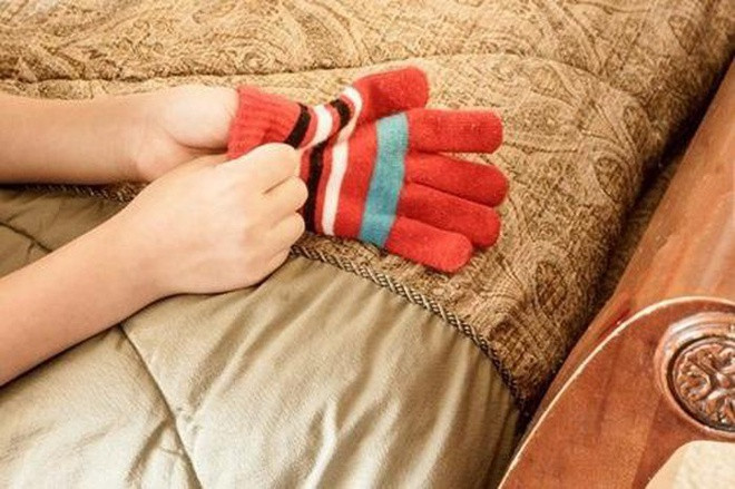 3. Đeo găng tay cho trẻ khi đến nơi công cộng: Khi rời khỏi nhà, hãy đeo găng tay cho trẻ để tránh tiếp xúc với các đồ dùng công cộng. Tùy theo điều kiện thời tiết, bạn có thể đeo găng tay loại dày hoặc mỏng. Bạn nên thay găng tay hàng ngày, giặt sạch và tránh đeo găng tay ẩm. Đặc biệt chú ý dùng găng tay khi cho trẻ đi máy bay, tàu hoả, xe buýt, taxi...