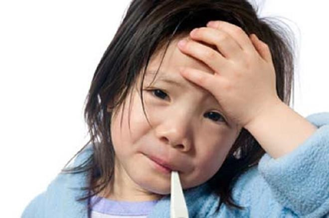 6. Theo dõi biểu hiện bất thường của trẻ: Nếu trẻ bị sốt cao, ho kéo dài sau khi sốt, đau đầu, mệt, khó thở, nên đưa trẻ đến cơ sở y tế gần nhất để khám bệnh. Nếu trẻ tiếp xúc với người nghi ngờ nhiễm bệnh cần chủ động cách ly và quan sát trong 14 ngày tại nhà với trẻ. Sau 14 ngày trẻ có hay không có triệu chứng bệnh cũng nên yêu cầu sự giúp đỡ của các cơ sở y tế. Ảnh: Healthplus.