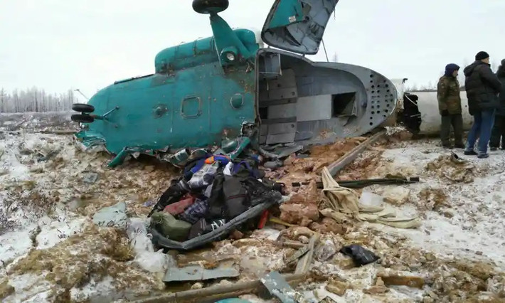 Tiểu đoàn Azov cũng bắt thường dân làm con tin và điều tiết lộ là có rất nhiều thường dân trong Nhà máy thép Azovstal. Trước đó, tàn binh Mariupol cũng đã cố gắng thoát ra khỏi vòng vây bằng đường biển, chiếc trực thăng Mi-8 của Ukraine cùng với chỉ huy Tiểu đoàn Azov và các quan chức chính phủ Ukraine vội vã sơ tán đã bị quân đội Nga bắn rơi.