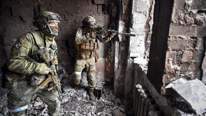 Mariupol, một thị trấn quan trọng ở Biển Azov đã trở thành chiến trường khốc liệt nhất giữa Nga và Ukraine. Sau hơn một tháng diễn ra trận chiến bao vây, thị trấn nhỏ đã bị quân đội Nga, lực lượng vũ trang Donetsk và binh lính Chechnya thu hẹp vòng vây từ ba hướng và dồn nén không gian của quân trú phòng thủ trong thành phố.