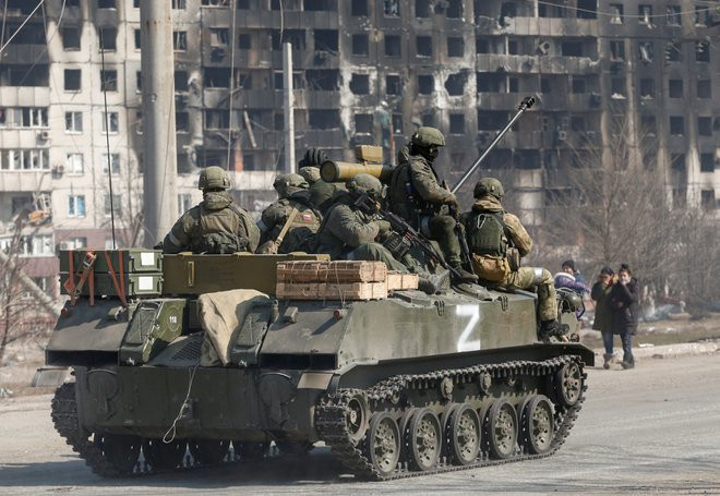 Lực lượng đặc biệt Chechnya đã áp dụng chiến thuật tìm kiếm phía trước và một khi các điểm hỏa lực của Ukraine được tìm thấy, họ sẽ trực tiếp điều động các xe chiến đấu bộ binh, đi vòng qua phía sau quân đội Ukraine và bắn dồn dập vào các ngôi nhà hoặc nơi ẩn náu của quân đội Ukraine.