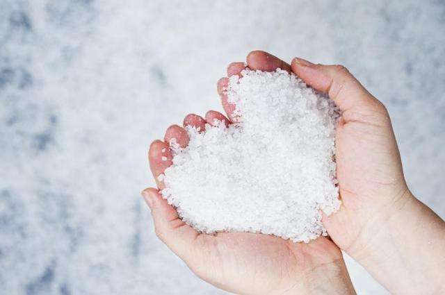 Bên cạnh đó, bạn có thể sử dụng muối biển để tắm bởi muối biển cũng có tác dụng diệt khuẩn, ngăn ngừa mụn phát triển rất tốt. Ảnh: dongten.