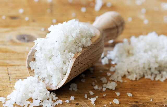 Bạn chỉ cho 1 muỗng canh muối biển vào chậu nước tắm và xối lên vùng da có mụn, chờ khoảng 5 phút rồi tắm lại bằng nước sạch. Ảnh: healthplus.