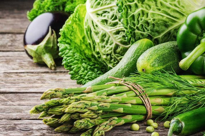 10. Hãy ăn rau trước tiên. Một cách hay để đảm bảo bạn ăn đủ rau đó là hay luôn ăn rau đầu tiên. Bằng cách này, bạn sẽ chắc chắn đã ăn hết khẩu phần rau của mình trong lúc đang đói bụng, và sẽ ăn ít hơn những món còn lại trong bữa ăn. Điều này rất hiệu quả trong việc giảm cân, bởi nó làm cho bạn hấp thu một lượng calo lành mạnh, ít hơn