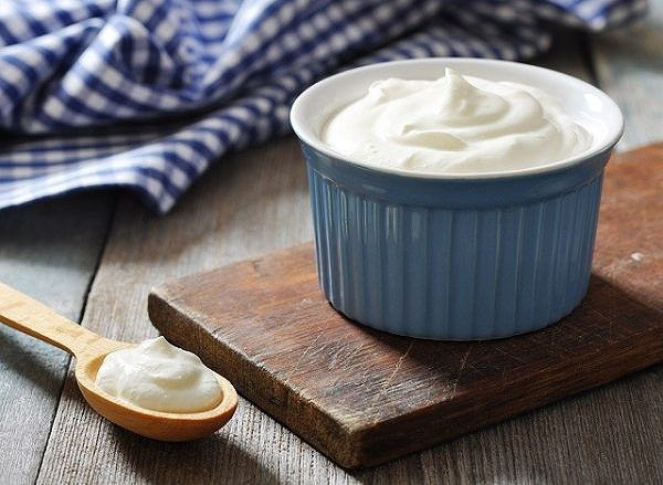 3. Thêm sũa chua Hy Lạp vào thực đơn. Sữa chua hy lạp thường quánh và mịn hơn các loại sữa chua thông thường bởi vì phần nước sữa đã được loại bỏ. Hàm lượng protein và chất béo trong sữa chua Hy Lạp cao hơn hẳn các loại sữa chua thông thường. Việc hấp thu đầy đủ protein giúp bạn no lâu hơn, đồng thời kiểm soát cảm giác thèm ăn và giảm lượng calo nạp vào.