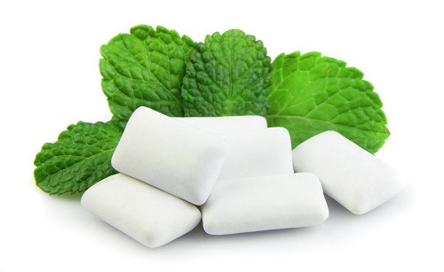 Để ngừa sâu răng, bạn có thể nhai kẹo cao su không đường. Ảnh: ecogreen.
