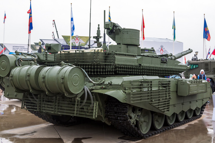 Về khả năng di chuyển, T-90M được trang bị động cơ diesel V-92S2F công suất 1.130 mã lực, cho phép xe đạt tốc độ tối đa 60 km/giờ và phạm vi hoạt động lên tới 500 km.
