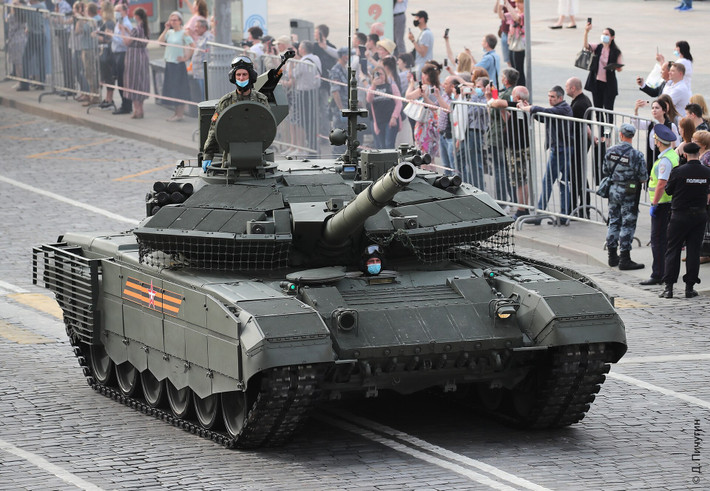 Theo lời ông Medvedev, T-90M vượt trội hơn các mẫu xe tăng Leopard, Challenger và Abrams của phương Tây, cả về đặc tính chiến thuật, kỹ thuật và trọng lượng.
