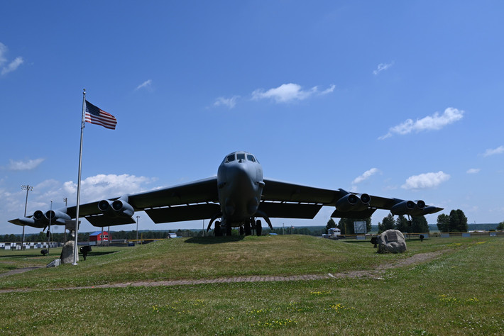 B-52H Stratofortress là loại máy bay ném bom hạng nặng tầm xa, là nền tảng của sức mạnh không quân chiến lược Mỹ. Được trang bị tám động cơ phản lực cánh quạt Pratt & Whitney TF33-P-3/103, máy bay có phạm vi chiến đấu lên tới 14.000 km và có khả năng tiếp nhiên liệu trên không.